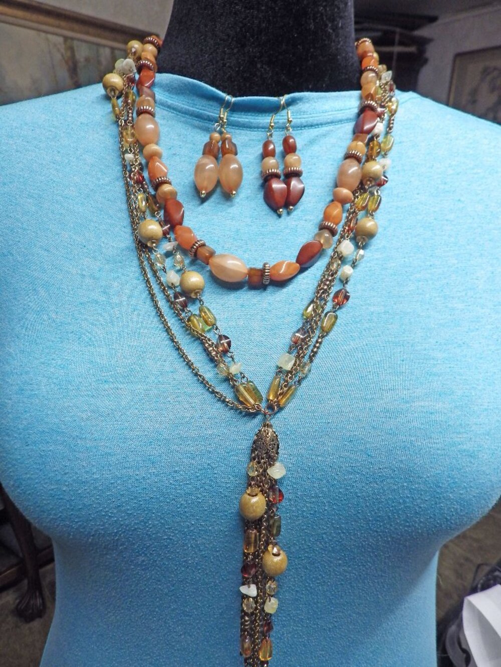 Fall Lot 2 Necklaces and 2 pairs of earrings 720G2